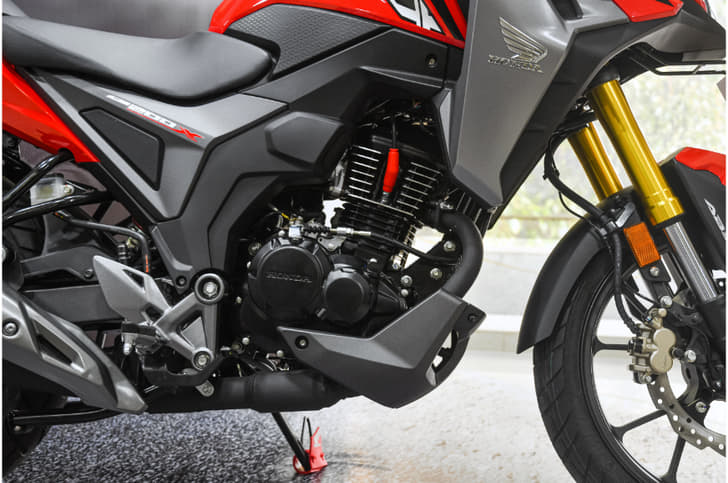 The 184.4cc air-cooled engine is also the same, producing identical 17.3hp and 16.1Nm figures, mated to the same 5-speed gearbox.