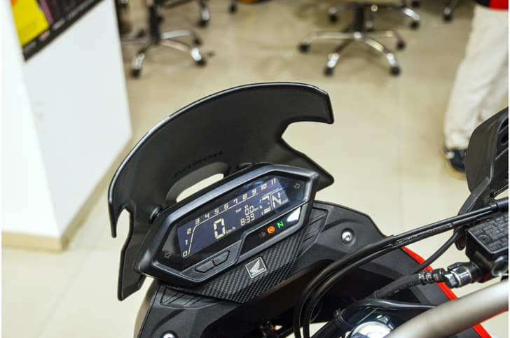 The digital LCD display is the same as that of the Hornet, but now mounted on the back of the fairing.