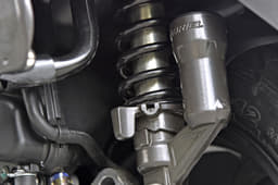 The monoshock gets a convenient knob to allow easy adjustment of preload.