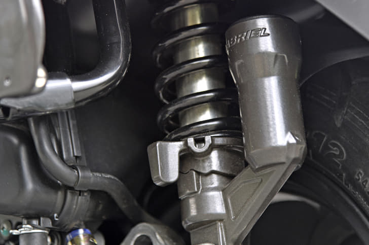 The monoshock gets a convenient knob to allow easy adjustment of preload.