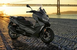 Powering the BMW C 400 GT is a 34hp, 35Nm, 350cc engine.