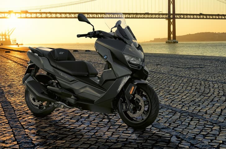 Powering the BMW C 400 GT is a 34hp, 35Nm, 350cc engine.