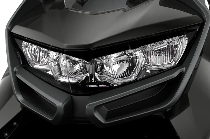 The BMW C 400 GT’s LED lights large body panels make its design striking.