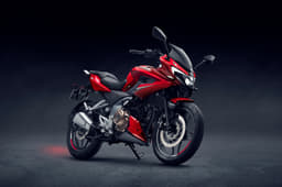 The foldable mirrors on the F250 are mounted on the sharp-looking semi-fairing.