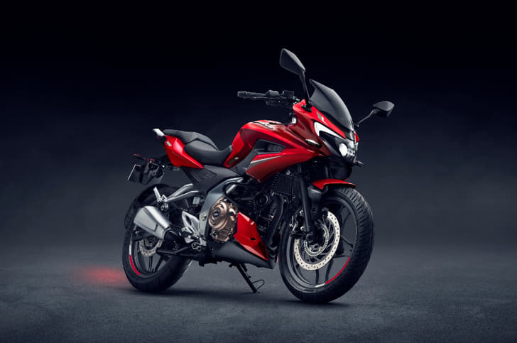 The foldable mirrors on the F250 are mounted on the sharp-looking semi-fairing.