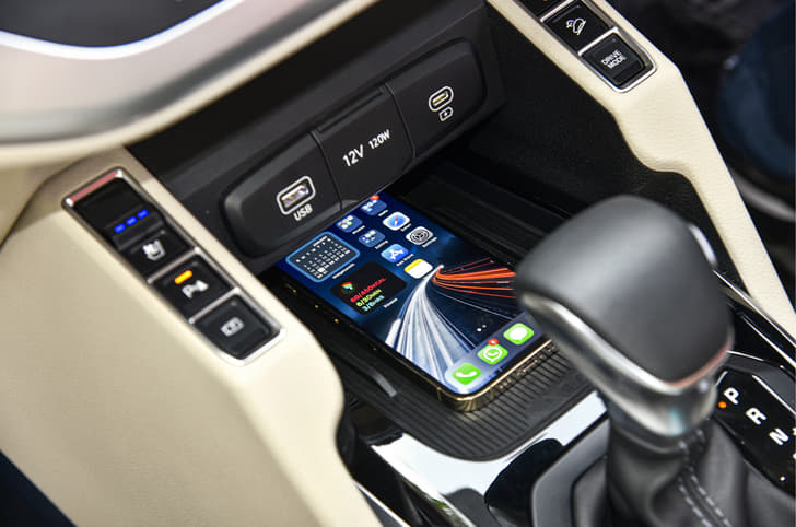 Kia Carens centre console 