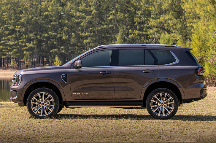 2022 Ford Everest side view.