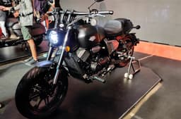 Keeway K-Light 250V front view. 