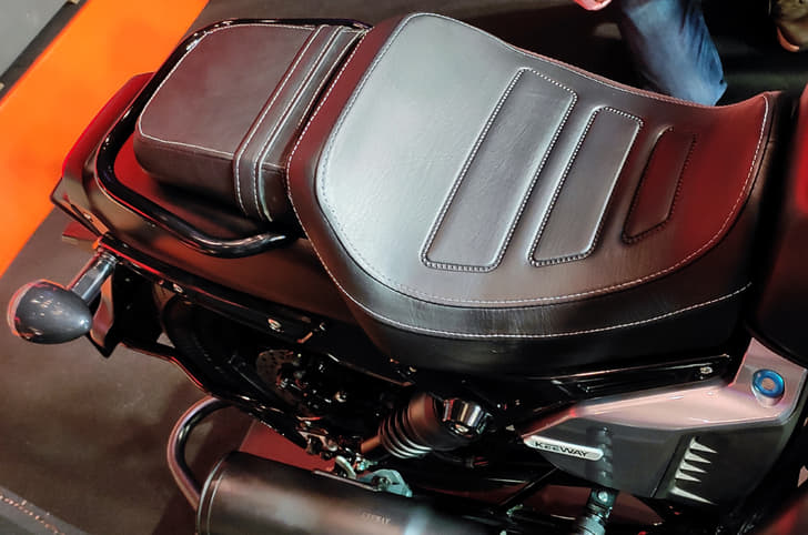 Keeway K-Light 250V seats.