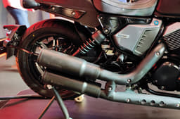 Keeway K-Light 250V gets dual exhaust pipes.