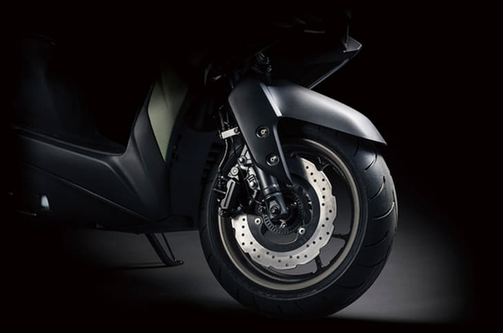 Features a 267mm front disc;dual-channel ABS is standard.