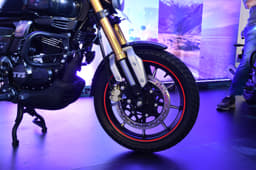 Alloy wheels, a 110/70-17 front tyre, and a 41mm upside-down fork from Showa.