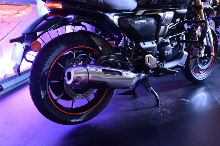 The engine and exhaust system are predominantly blacked-out, but the end-can features metal finishing that looks quite nice and lends a premium touch.