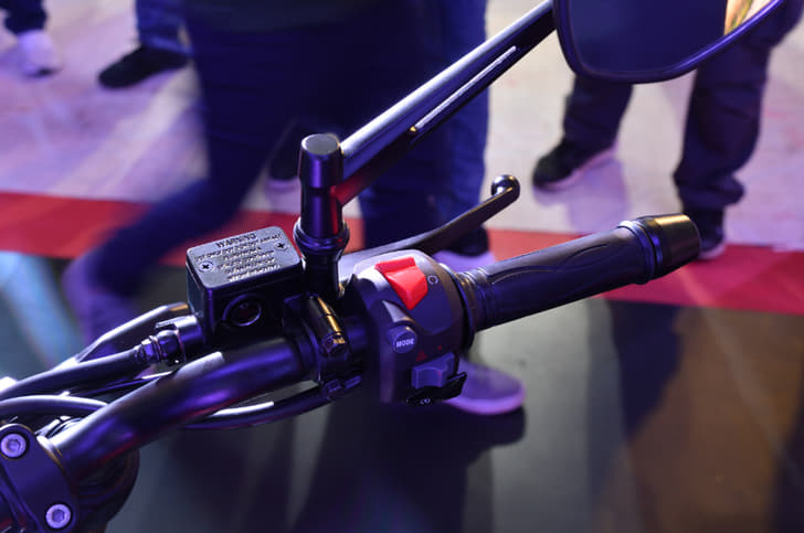 Switchgear looks quite similar to the Apache RTR lineup; mirror stalk looks beefy and stylish.