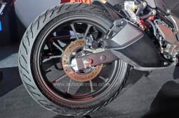 It is equipped with dual-channel ABS as standard.