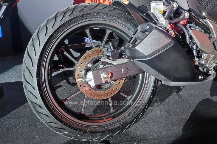 It is equipped with dual-channel ABS as standard.