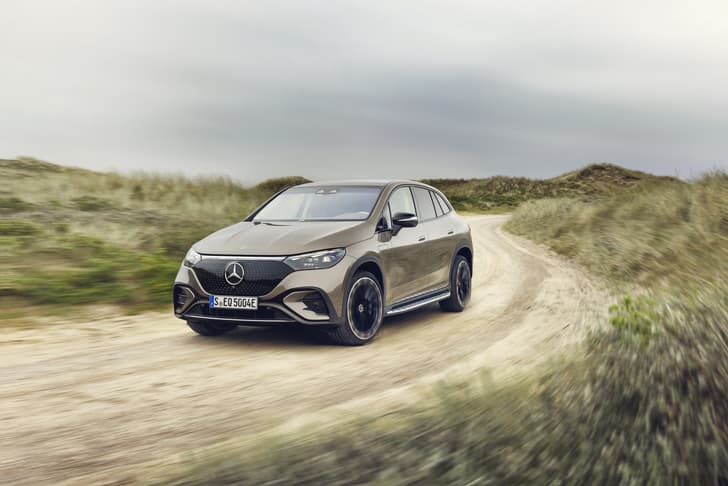 Mercedes-Benz EQE SUV front quarter