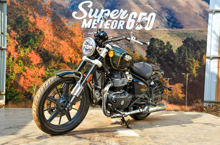 Royal Enfield Super Meteor 650 front static