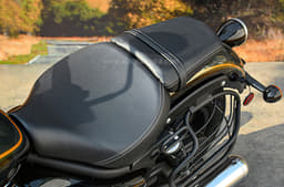Royal Enfield Super Meteor 650 standard seat.