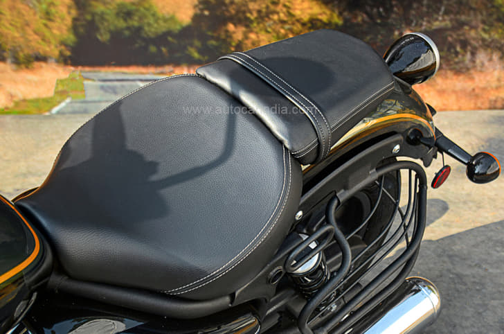Royal Enfield Super Meteor 650 standard seat.