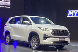 Toyota Innova Hycross front 