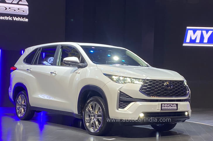 Toyota Innova Hycross front 