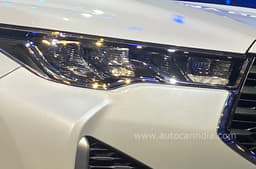 Toyota Innova Hycross headlamp