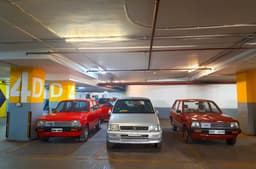 Two first-gen Maruti 800s standing besides the three-door Zen. 