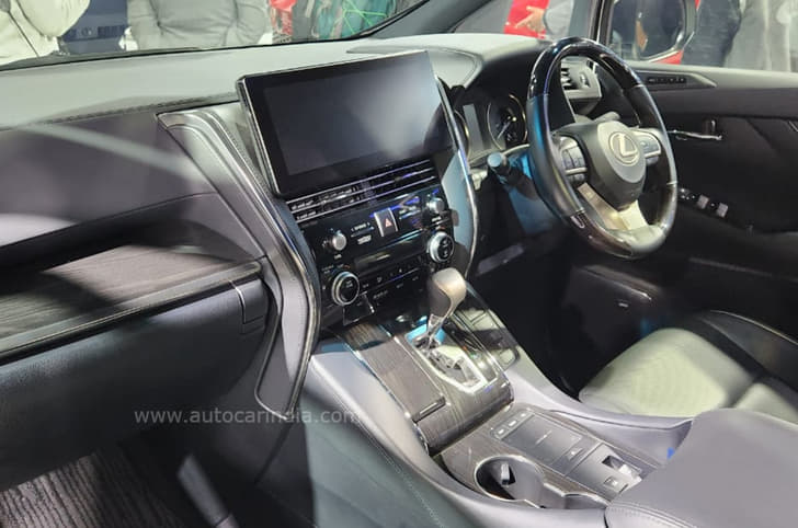 Lexus LM 300h dashboard