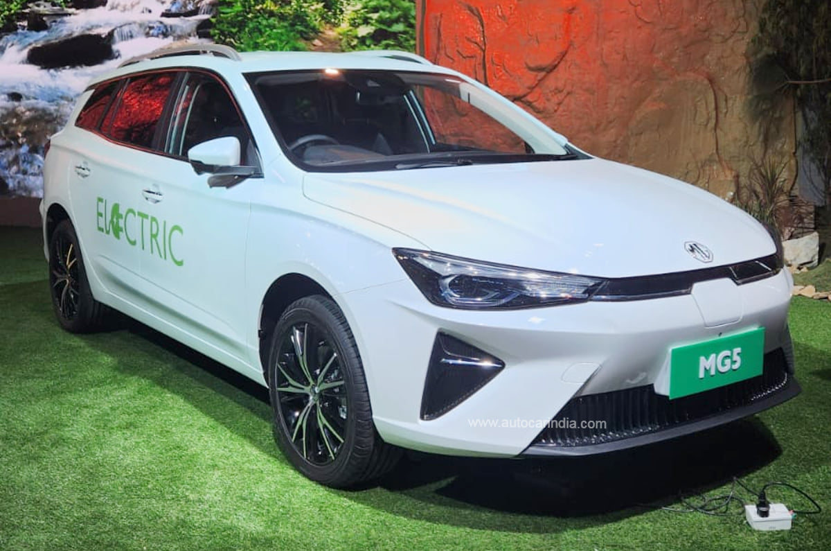 MG5 electric estate front quarter