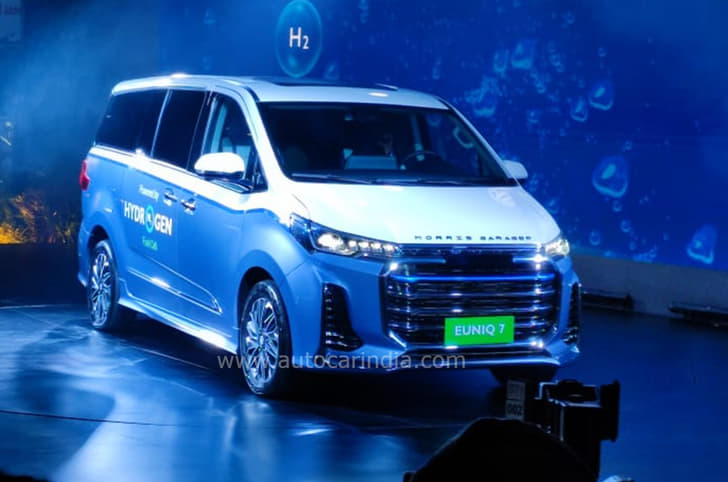 MG Euniq 7 Fuel Cell MPV front quarter 