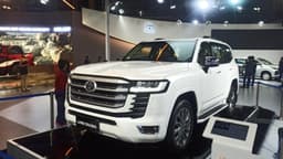 Toyota Land Cruiser front quarter 