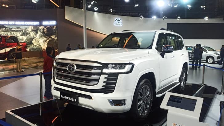 Toyota Land Cruiser front quarter 