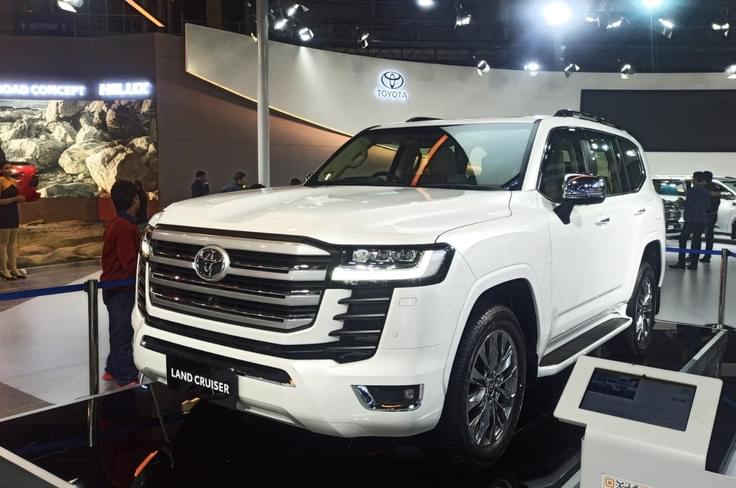 Toyota Land Cruiser front quarter Toyota Land Cruiser front quarter