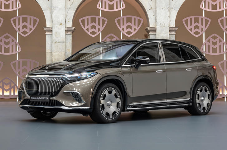 Mercedes Benz Eqs Suv Front Right Three Quarter