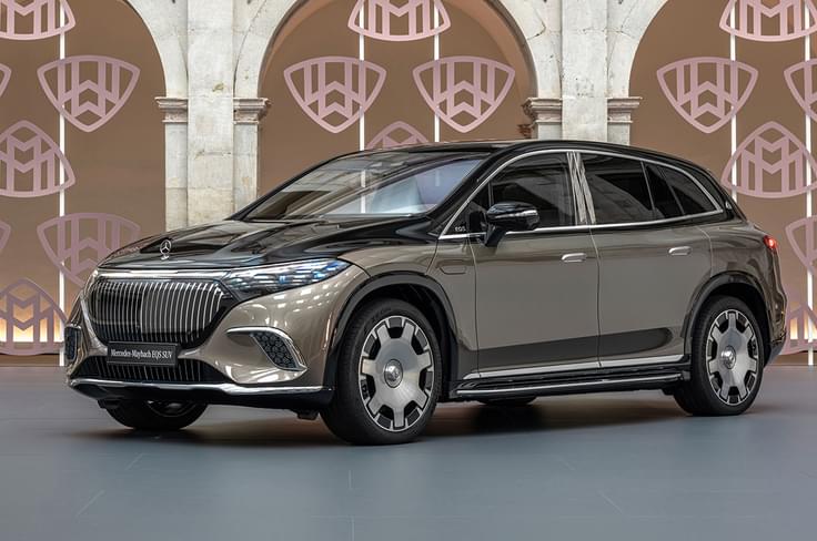 Mercedes-Maybach EQS SUV front quarter Mercedes-Maybach EQS SUV front quarter