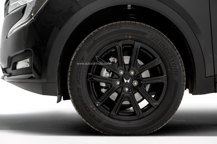 2024 Mahindra XUV700 image gallery