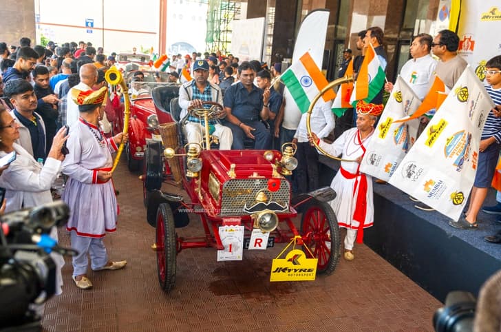 1904 Rambler must be a real challenge to drive in our cut and thrust traffic.