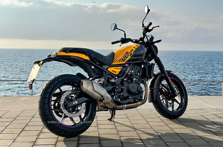 A smaller 11 litre fuel tank, different subframe, telescopic fork and 17-inch alloy wheels are the key differences between the Guerrilla & the Himalayan.