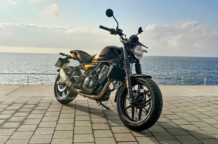 At 185kg, the Guerrilla 450 is 11kg lighter than the Himalayan 450.