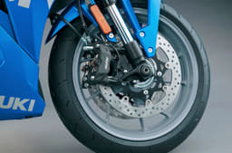Radially-mounted 4-piston Nissin calipers bring the GSX-8R to a halt.