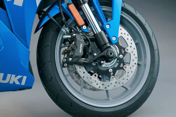 Radially-mounted 4-piston Nissin calipers bring the GSX-8R to a halt.