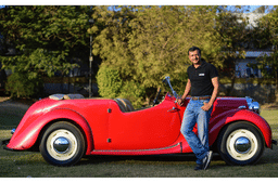 Daman and Lalpari take a selfie.