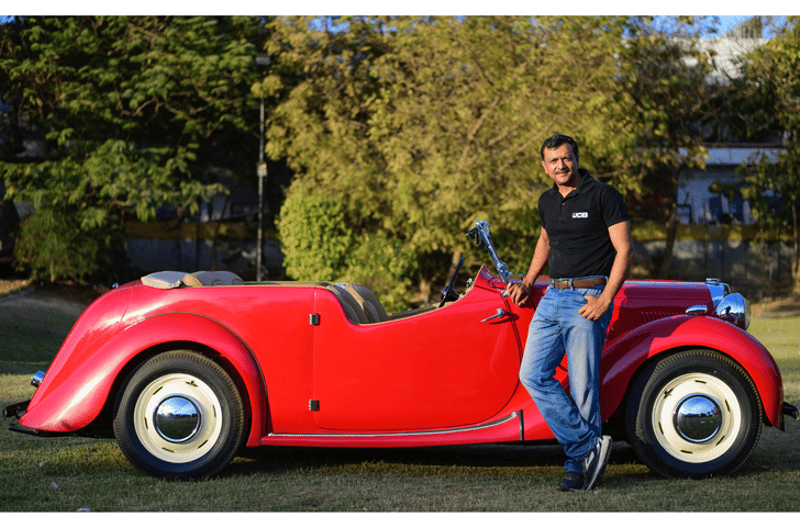 Daman and Lalpari take a selfie.