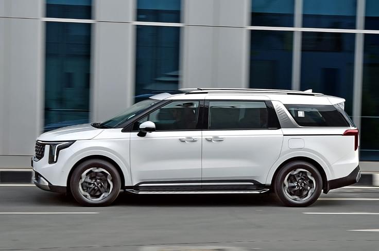 2024 Kia Carnival side profile 2024 Kia Carnival side profile