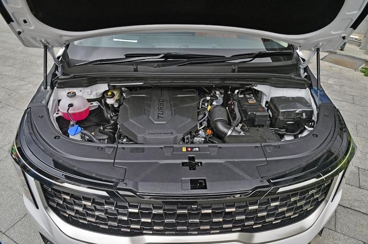Kia Carnival Open Bonnet Engine Shot