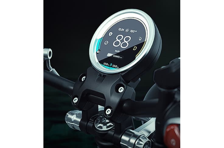 A new touchscreen TFT dash and switchgear are on the C6.