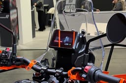 It also has the same 5-inch TFT display seen on the 390, 250 and 200 Dukes.