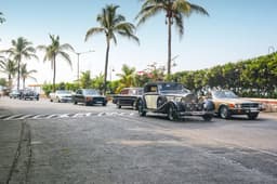 The Mercedes-Benz 500K Cabriolet and a R107 380SL spearheads a procession of vintage cars.