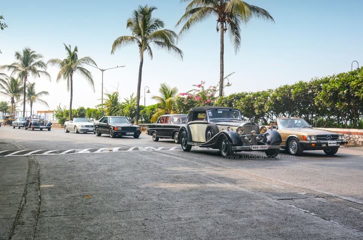 The Mercedes-Benz 500K Cabriolet and a R107 380SL spearheads a procession of vintage cars.
